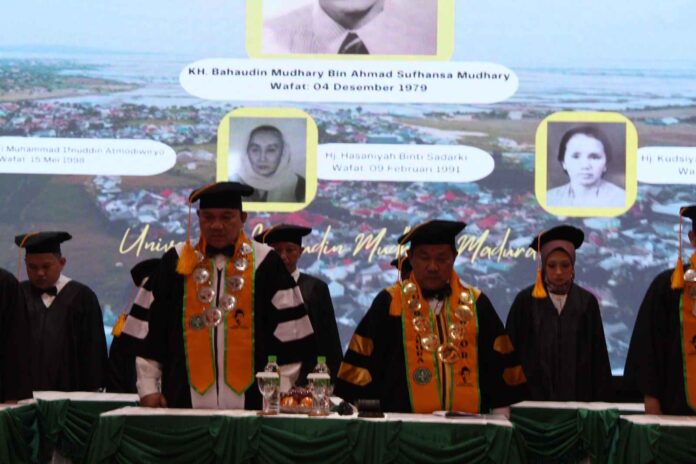 Wisuda Perdana, Ketua Yayasan Universitas Bahaudin Mudhary Madura Siapkan Beasiswa dan Peluang Kerja