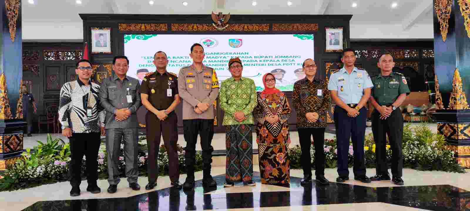 Bupati Jombang terima penghargaan1