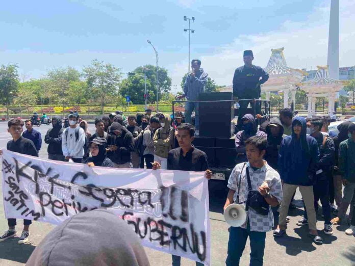 Solidaritas Mahasiswa dan Santri Anti Korupsi Gelar Aksi Damai Didepan Kantor Gubernur Jatim