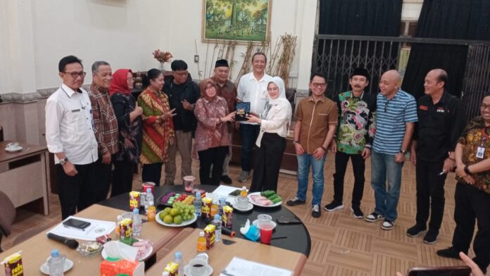 Komisi B DPRD Jatim Kunjungi Pabrik Rokok CV Top Ten Tobacco di Kediri