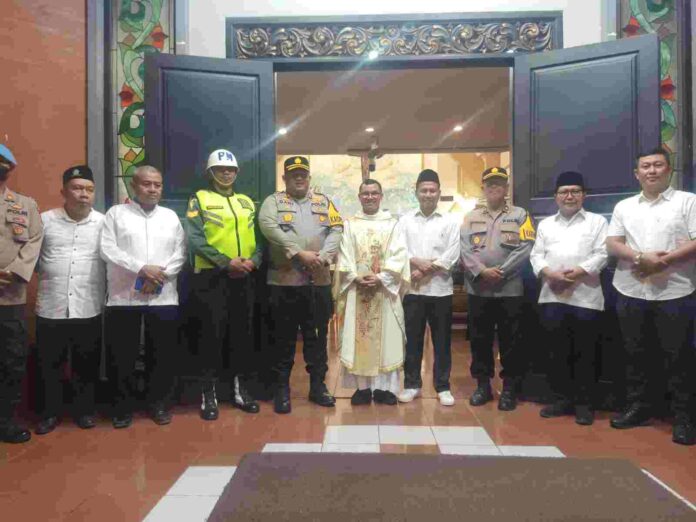 Misa Natal di Gereja Katolik Maria Ratu Para Rosul Pamekasan Berjalan Lancar