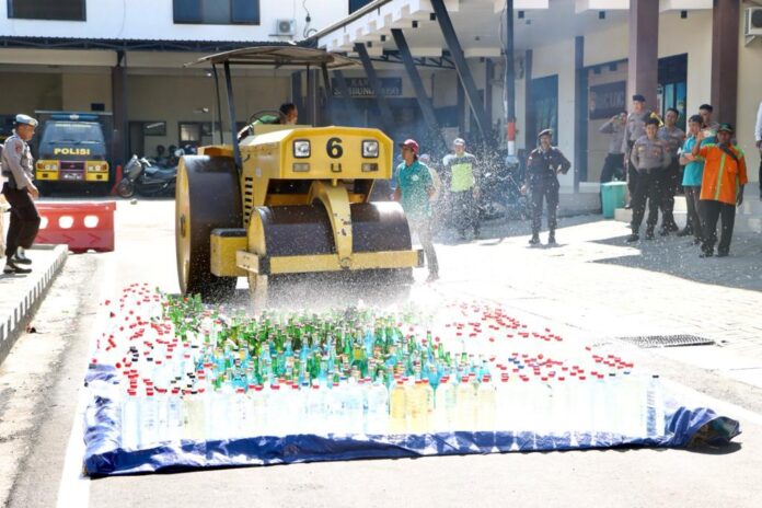 Jelang Nataru, Polres Jombang Musnahkan Ribuan Botol Miras