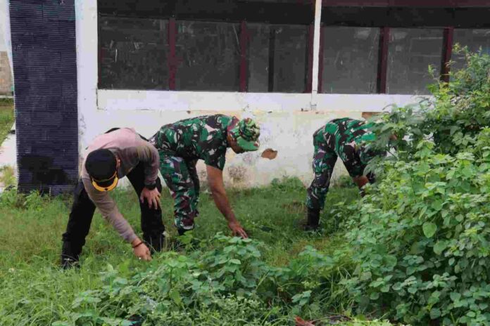 Antisipasi Bencana Banjir, Kodim 0827 dan Polres Sumenep Bersihkan Sampah di Pasar Pangarangan