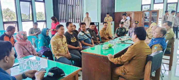 Pj Bupati Jombang Dengarkan Keluhan Pedagang Pasar Perak