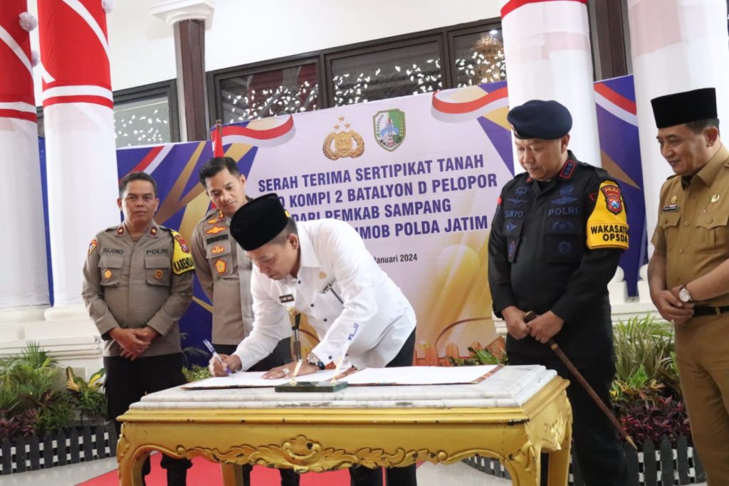 saat penandatanganan hibah tanah Brimob Polda Jatim di Sampang