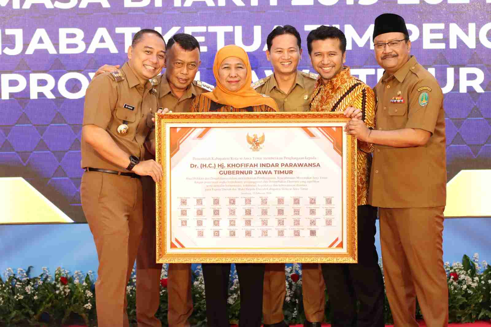 Khofifah Indar Parawansa dan Emil Elestianto Dardak, selaku Gubernur dan Wakil Gubernur Jawa Timur periode 2019-2024 menerima penghargaan dari Bupati dan Walikota Se Jatim atas Dedikadi dan Pengabdiannya dalam Meningkatkan Pembangunan Kesejahteraan Masyarakat Jawa Timur dengan Penurunan Angka kemiskinan, Pengangguran, dan Pertumbuhan Ekonomi yang Signifikan serta Menjalin Keharmonisan, Kolaborasi, Kepedulian dan Kebersamaan diantara para Kepala Daerah dan Wakil Kepala Daerah Kabupaten/Kota Se Jawa Timur.