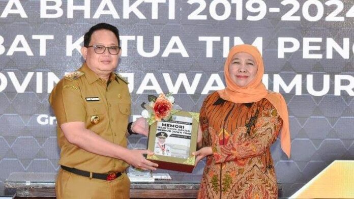 Serah terima jabatan (sertijab) oleh Gubernur Jawa Timur periode 2019-2024, Khofifah Indar Parawansa kepada Penjabat (Pj) Gubernur Jatim, Adhy Karyono digelar di Gedung Negara Grahadi Surabaya, Senin, 19 Februari 2024