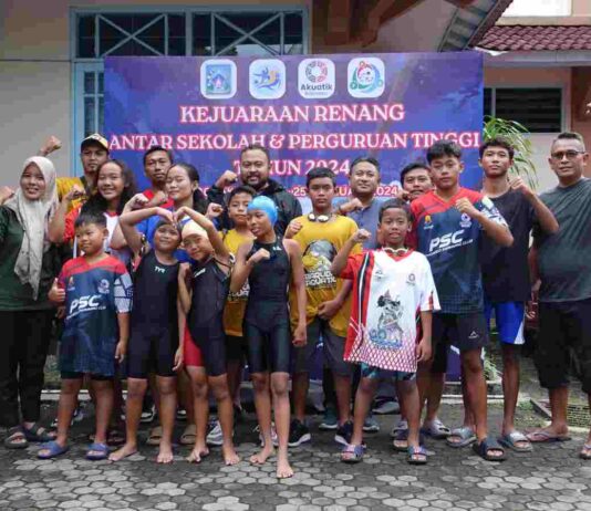 Atlet renang Ponorogo berfoto bersama ketika mengikuti Kejuaraan Renang Antar Sekolah (KRAS) dan Perguruan Tinggi (PT) Seluruh Indonesia di Yogyakarta, 23-25 Februari 2024. Sumber foto : istimewa