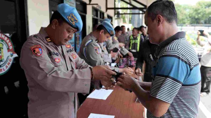 Sipropam Polres Jombang Lakukan Pemeriksaan Senpi Secara Berkala