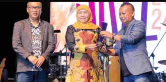 Gubernur Jawa Timur, Khofifah Indar Parawansa, menerima penghargaan PWI Jatim Award sebagai Tokoh Nasional Peduli Ekonomi Kerakyatan dari Persatuan Wartawan Indonesia (PWI) Jawa Timur di Gedung Kesenian Cak Durasim Surabaya, Kamis (1/2/2024) malam.