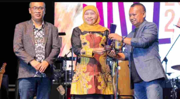 Gubernur Jawa Timur, Khofifah Indar Parawansa, menerima penghargaan PWI Jatim Award sebagai Tokoh Nasional Peduli Ekonomi Kerakyatan dari Persatuan Wartawan Indonesia (PWI) Jawa Timur di Gedung Kesenian Cak Durasim Surabaya, Kamis (1/2/2024) malam.