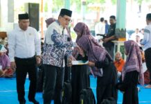 Pj Gubernur Jatim Safari Ramadhan di Madiun, Bagikan Zakat Produktif dan Santunan 500 anak Yatim