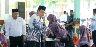 Pj Gubernur Jatim Safari Ramadhan di Madiun, Bagikan Zakat Produktif dan Santunan 500 anak Yatim