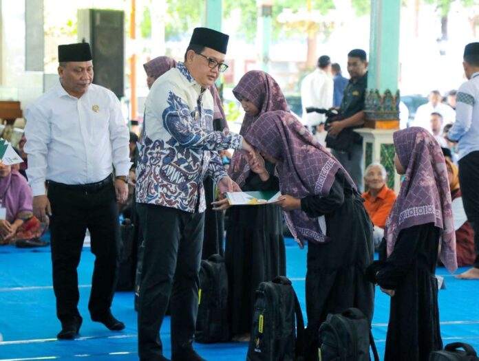 Pj Gubernur Jatim Safari Ramadhan di Madiun, Bagikan Zakat Produktif dan Santunan 500 anak Yatim