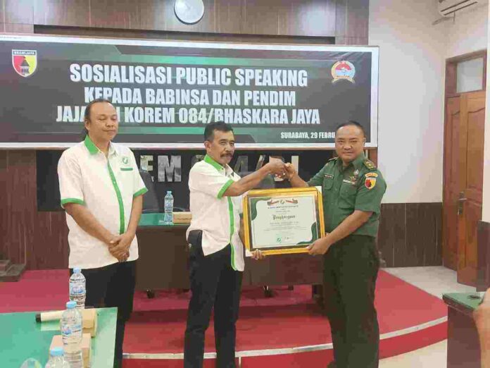 Aliansi Wartawan Surabaya dan Korem 084 Bhaskara Jaya Gelar Workshop Public Speaking dan Audio Visual