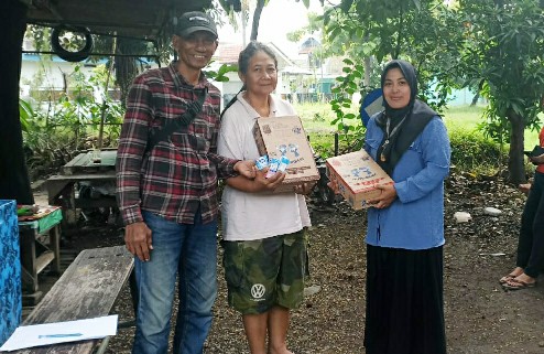 USC Gandeng Frisian Flag Indonesia Bagikan Susu untuk Anak Terdampak Bencana Banjir Sidoarjo