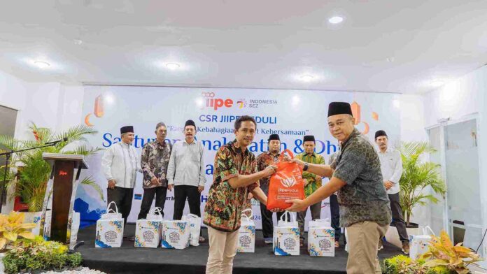 Pengelola Kawasan Pelabuhan JIIPE salurkan bantuan sembako kepada anak yatim dan Dhuafa sekitar industri.