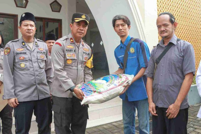 Polres Jombang Salurkan Zakat Fitrah