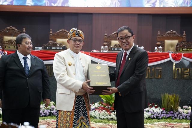 Pj. Gubernur Jatim, Adhy Karyono saat menerima WTP dari BPK terkait LKPD Tahun 2023 di DPRD Jatim