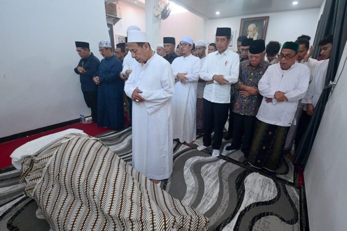 Presiden Jokowi Takziah ke Rumah Duka Almarhumah Syarifah Salma Istri Habib Luthfi bin Yahya