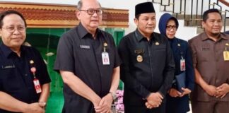 Pj Sekdaprov Jatim, Bobby Soemiarsono usai menyerahkan SPT Plt Bupati Sidoarjo kepada Subandi di Kantor Gubernur Jatim, Surabaya, Rabu 8 April 2024.