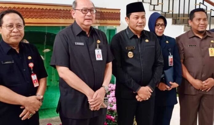 Pj Sekdaprov Jatim, Bobby Soemiarsono usai menyerahkan SPT Plt Bupati Sidoarjo kepada Subandi di Kantor Gubernur Jatim, Surabaya, Rabu 8 April 2024.