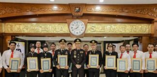 Momen Hari Lahir Pancasila, Kapolda Jatim beri Penghargaan untuk 120 Anggota
