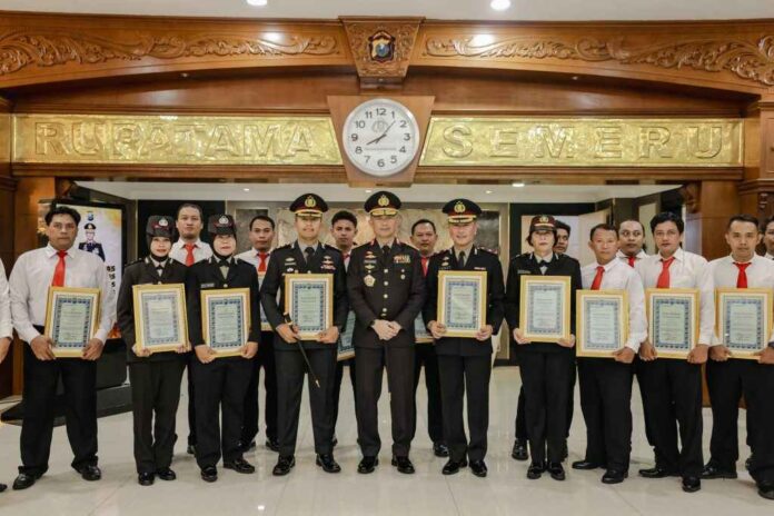 Momen Hari Lahir Pancasila, Kapolda Jatim beri Penghargaan untuk 120 Anggota