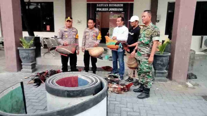 Tim Gabungan Polres Jombang Gerebek Arena Judi Sabung Ayam di Tambakberas