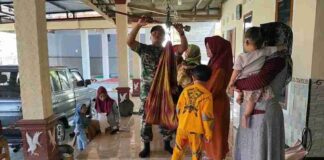 Babinsa Koramil 0826-08 Palengaan Aktif dalam Kegiatan Posyandu di Desa Akkor