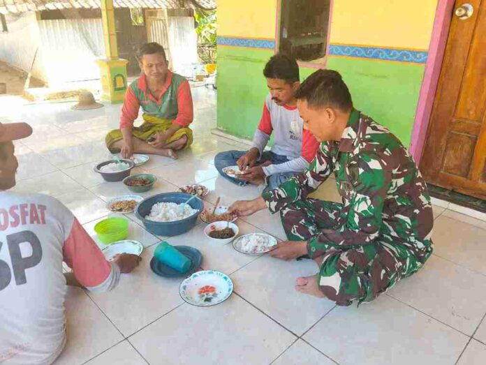 Pererat Silaturahmi, Anggota Koramil 0826-11 Batumarmar Makan Bersama Warga Desa Lesong Laok