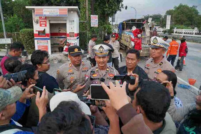 Antisipasi Balap Liar, Satlantas Polres Jombang Pasang Garis Kejut di Jalur Arteri Perak