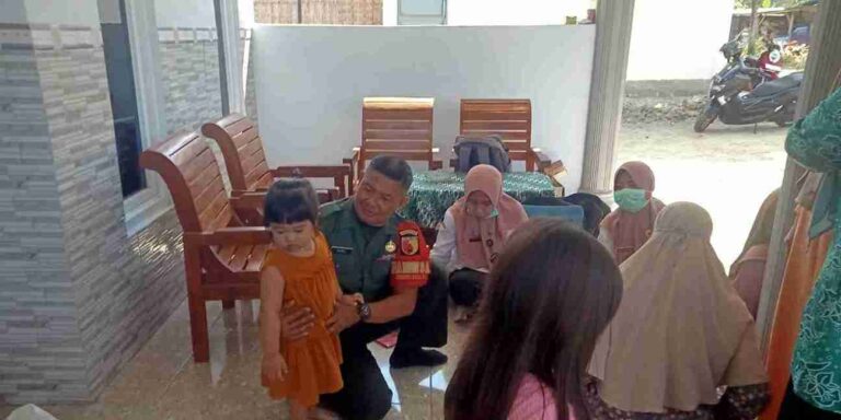Babinsa Koramil Pamekasan Aktif Lakukan Pendampingan Posyandu