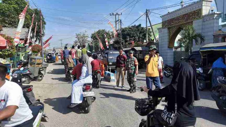 Babinsa Koramil 0826-10 Waru Bantu Pengaturan Lalulintas Di Depan Pasar