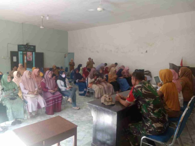 Babinsa Koramil Larangan Ajak Kader Desa Montok Sukseskan Program Imunisasi Dan Surveilans Pd3I