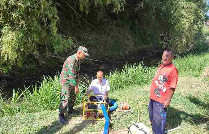 Babinsa Koramil 0826-06 bersama PPL Cek Operasional Mesin Pompa Air di Desa Pademawu Barat