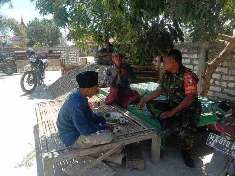 Pererat Hubungan Silaturahmi, Anggota Koramil 0826-03 Proppo Komsos Dengan Warga Dusun Probungan
