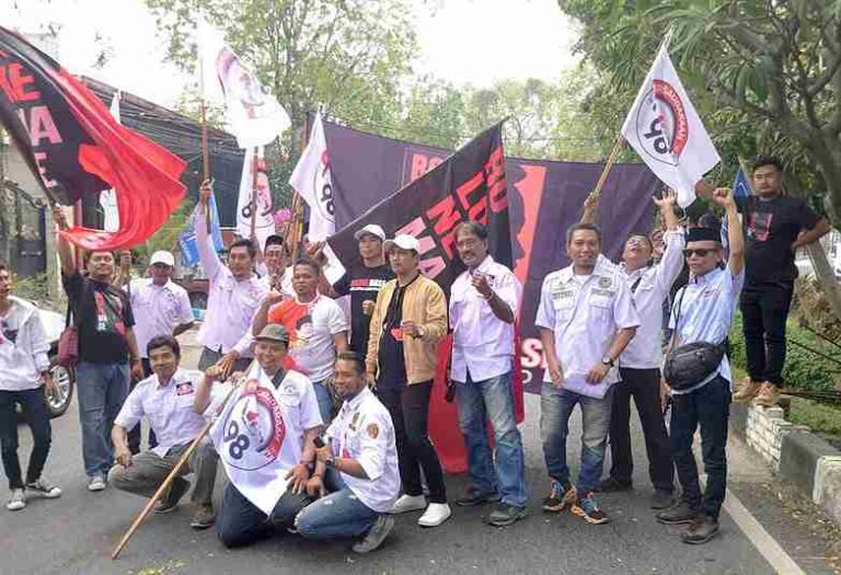 Relawan Kawankoe Dampingi Khofifah-Emil  Daftar Ke Kpu Jatim