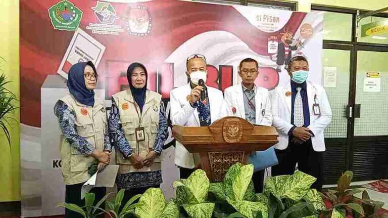 Pasangan Calon Bupati Pamekasan Kholilurrahman Dan Sukriyanto Jalani Cek Kesehatan Di Rsud Smart