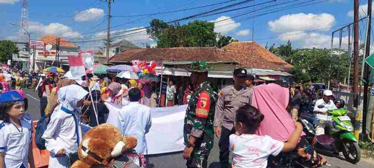 Sinergitas Tni-Polri Dalam Pengamanan Karnaval Hut Ri Ke-79 Di Kecamatan Pakong