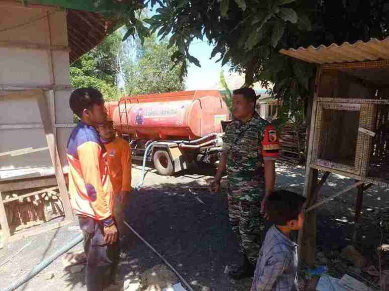 Babinsa Koramil 0826-08 Palengaan Dampingi Bpbd Pamekasan Distribusi Air Bersih