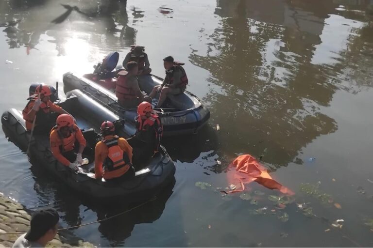 Mayat Tanpa Identitas Ditemukan Mengapung Di Sungai Kalimas Surabaya