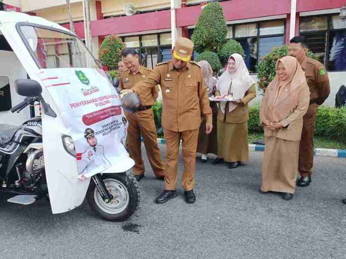 Bupati Sumenep Serahkan Dua Unit Ambulance Roda 3 dan 16 Unit Motor Pusling