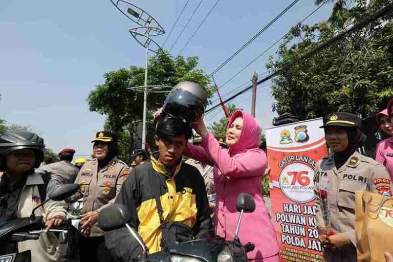 Hut Polwan Ke-76, Bhayangkari Bersama Polisi Wanita Polrestabes Surabaya Bagikan Helm Dan Bunga