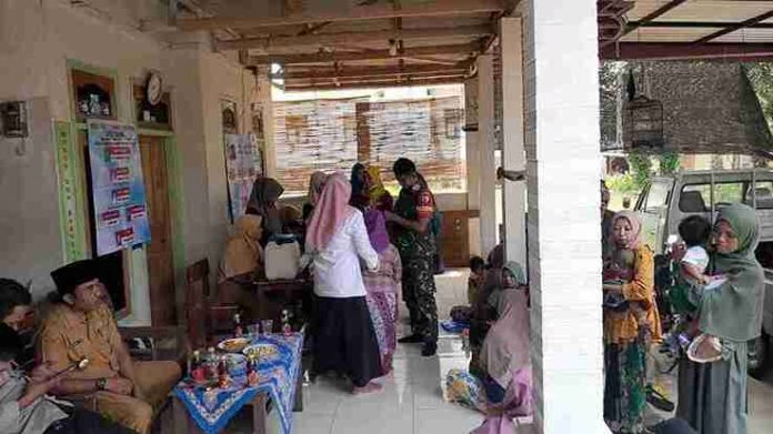 Babinsa Posramil 0826-12 Kadur Dampingi Posyandu, Dukung Peningkatan Kesehatan Masyarakat