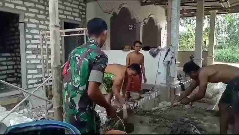 Babinsa Koramil Palengaan Bantu Warga Bangun Kamar Mandi Di Desa Poto’An Daya Pamekasan