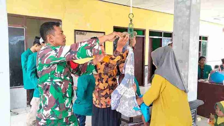 Dukung Pencegahan Stunting, Babinsa Koramil 0826-02 Tlanakan Aktif Pendampingan Posyandu Di Wilayah