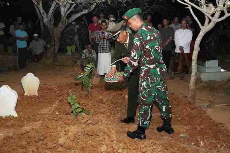 Anggota Meninggal, Kasdim 0826 Pamekasan Pimpin Upacara Pemakaman Secara Militer