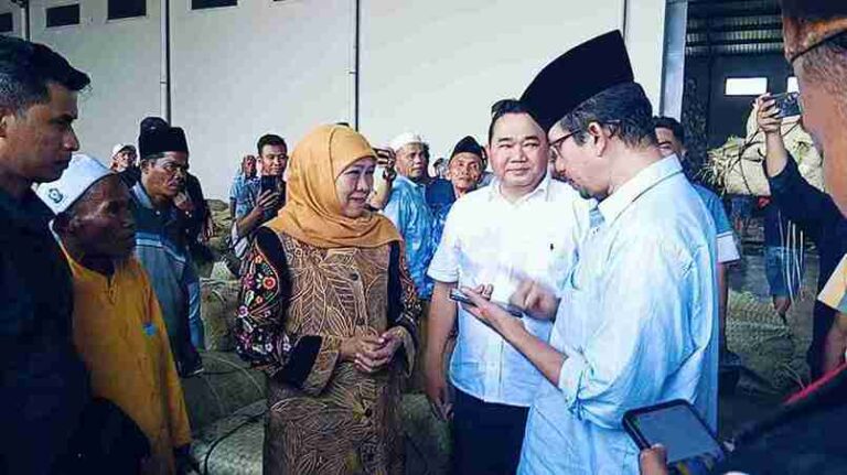 Cagub Jatim Khofifah Indar Parawansa Ikut Sortir Tembakau Bersama H. Her