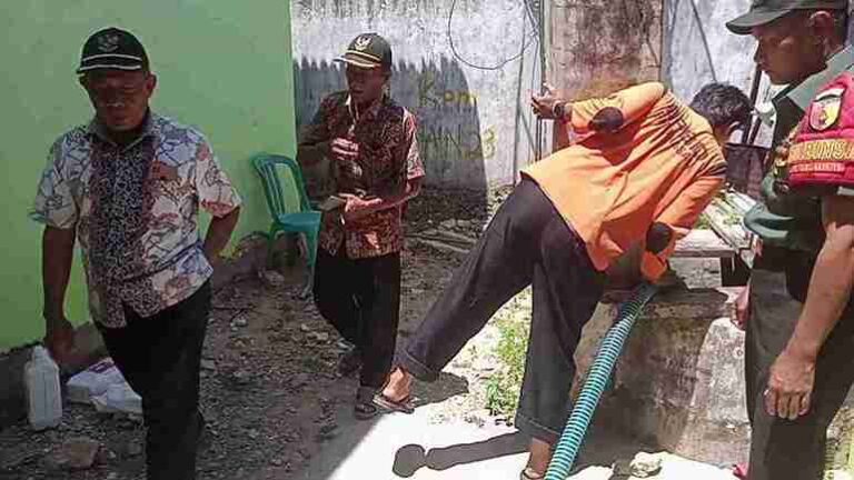 Babinsa Posramil 0826-12 Kadur Dampingi Bpbd Pamekasan Salurkan Air Bersih Di Desa Kartagenah Laok